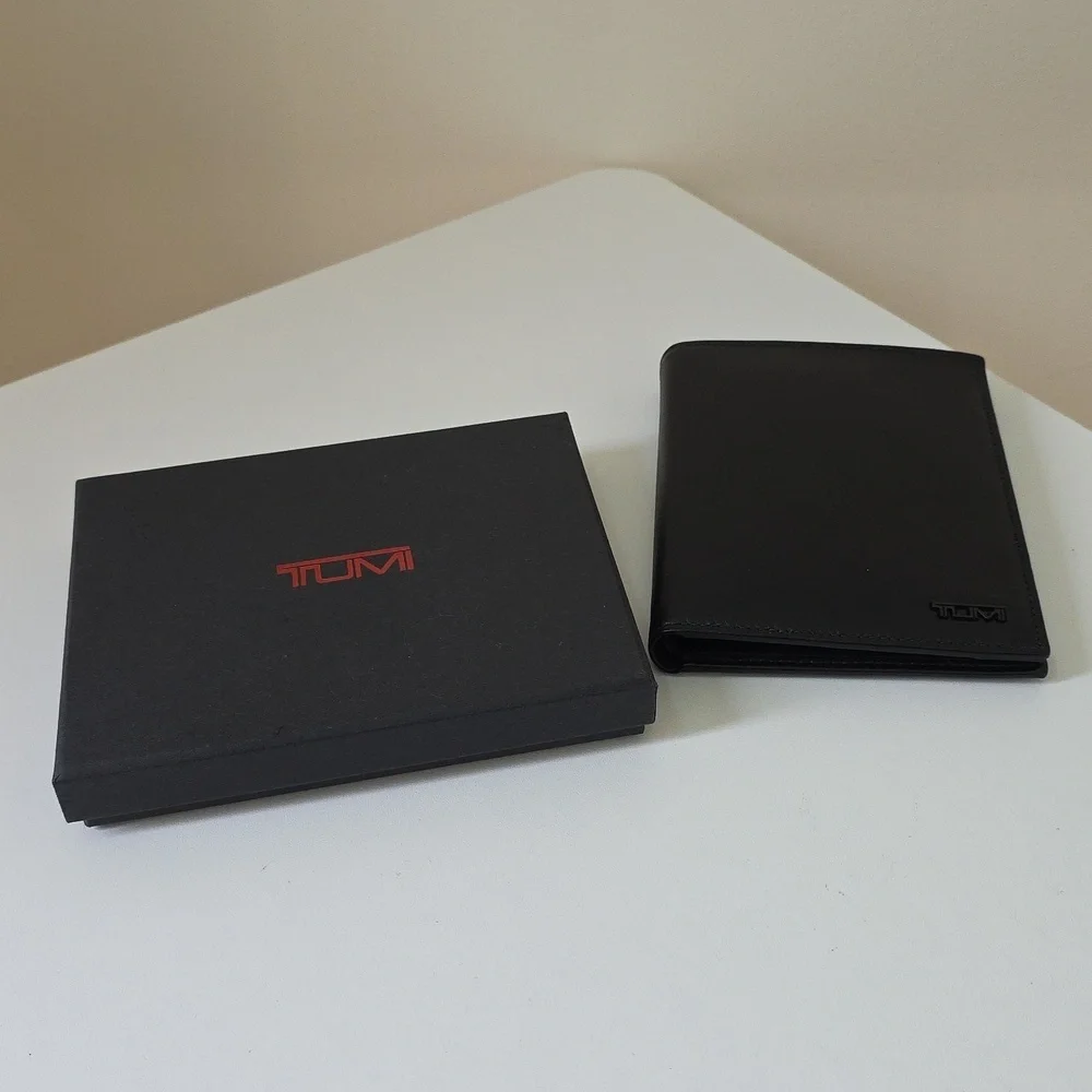 Tumi Delta SLG Mens Passport Case In Black Leather. New In Box